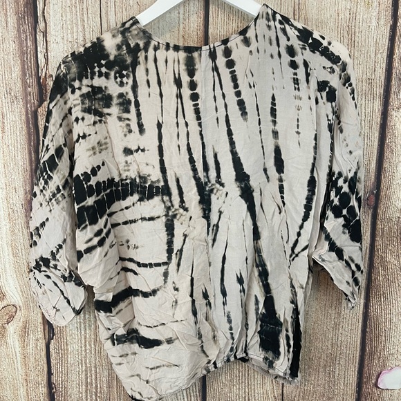 FOREVER 21 TIE DYE FAUX WRAP TOP BLACK & WHITE - Picture 5 of 7